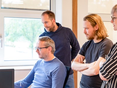 Collega's die met Martijn meekijken op zijn scherm